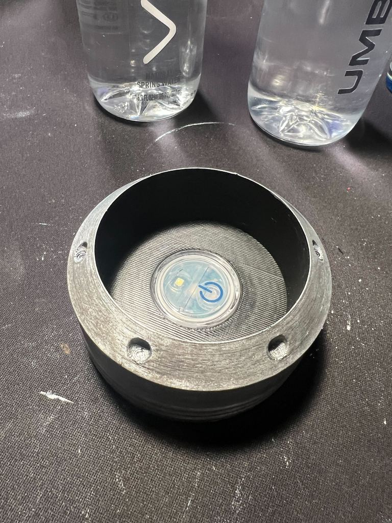 Светящаяся бутылка Voss с контейнером T-Virus