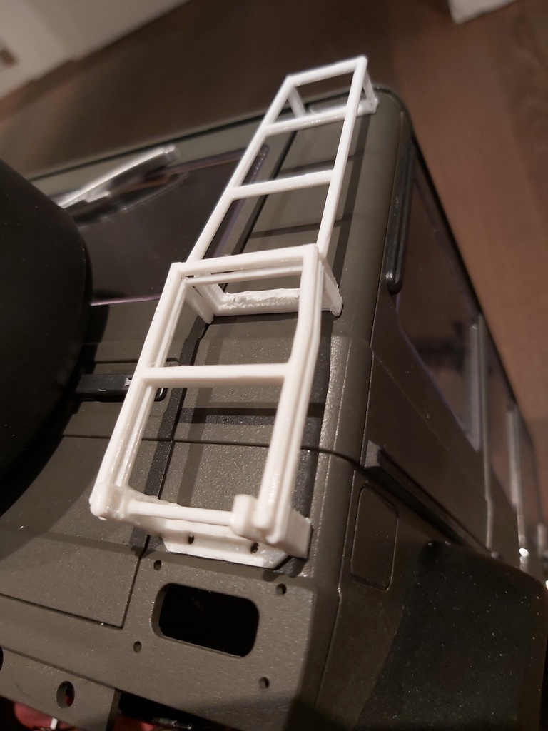 Лестница для Mercedes G на базе Axial SCX10