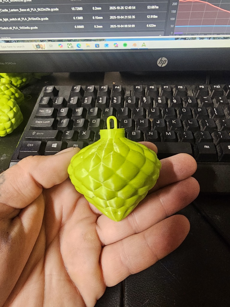 Ёлочная игрушка в форме желудя