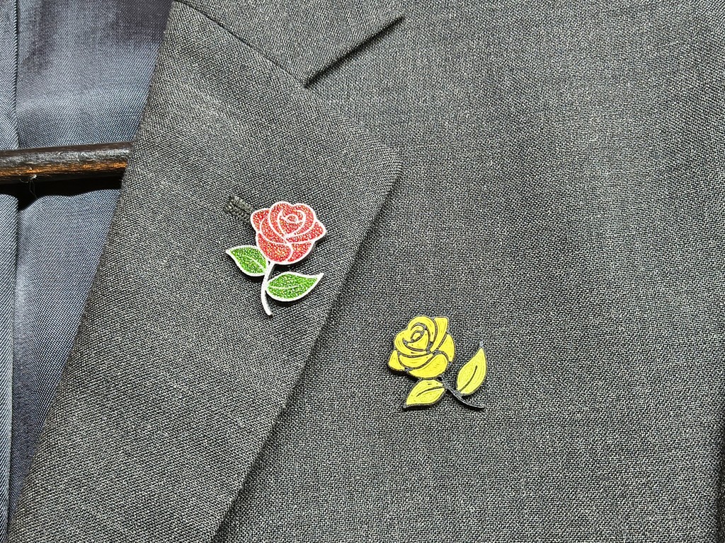 Элегантная брошь-булавка в форме розы