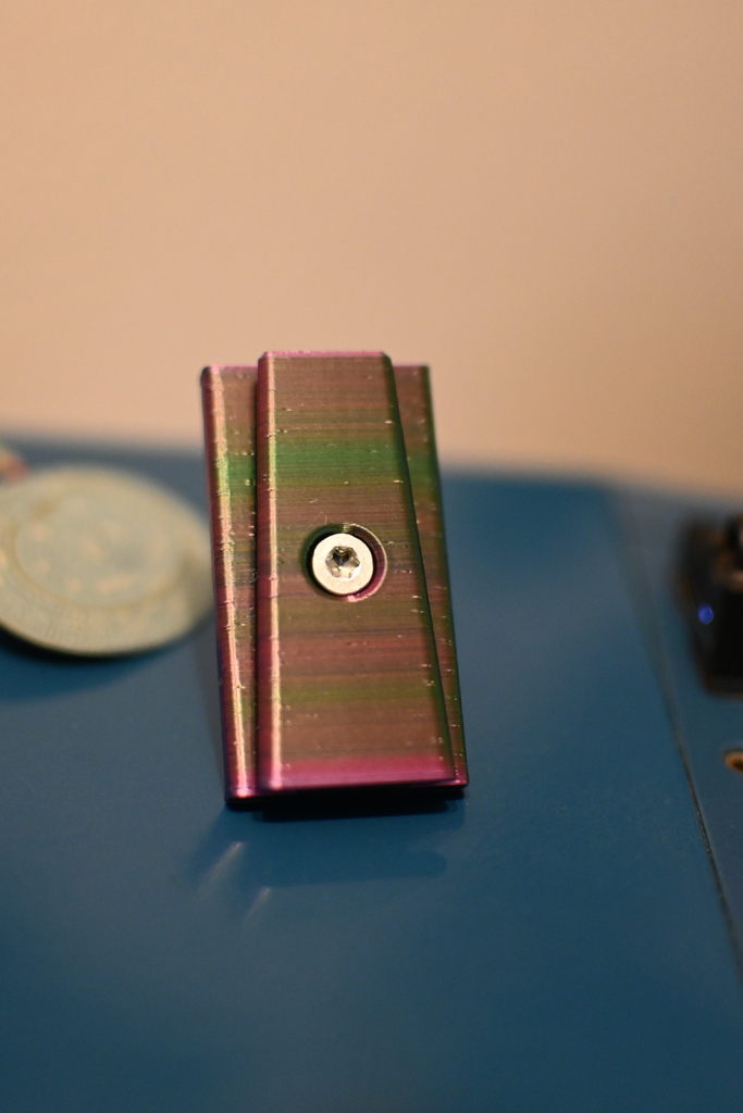 Клипсовый настольный мусорный бак – Минималистичный и практичный