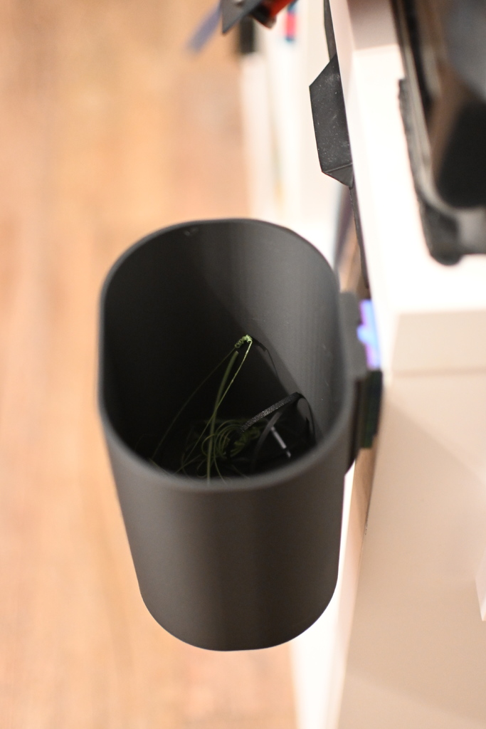 Клипсовый настольный мусорный бак – Минималистичный и практичный