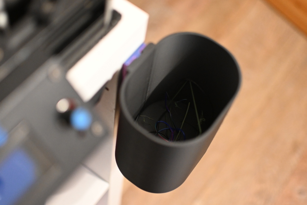 Клипсовый настольный мусорный бак – Минималистичный и практичный