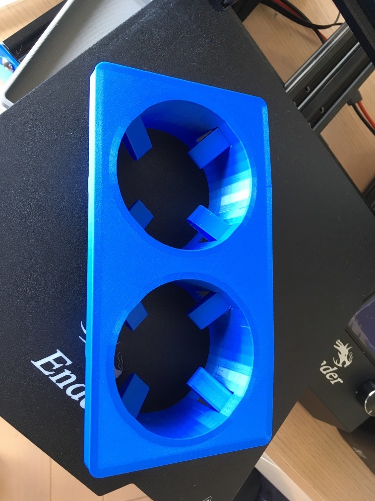 Держатель для стаканчиков в автомобиле