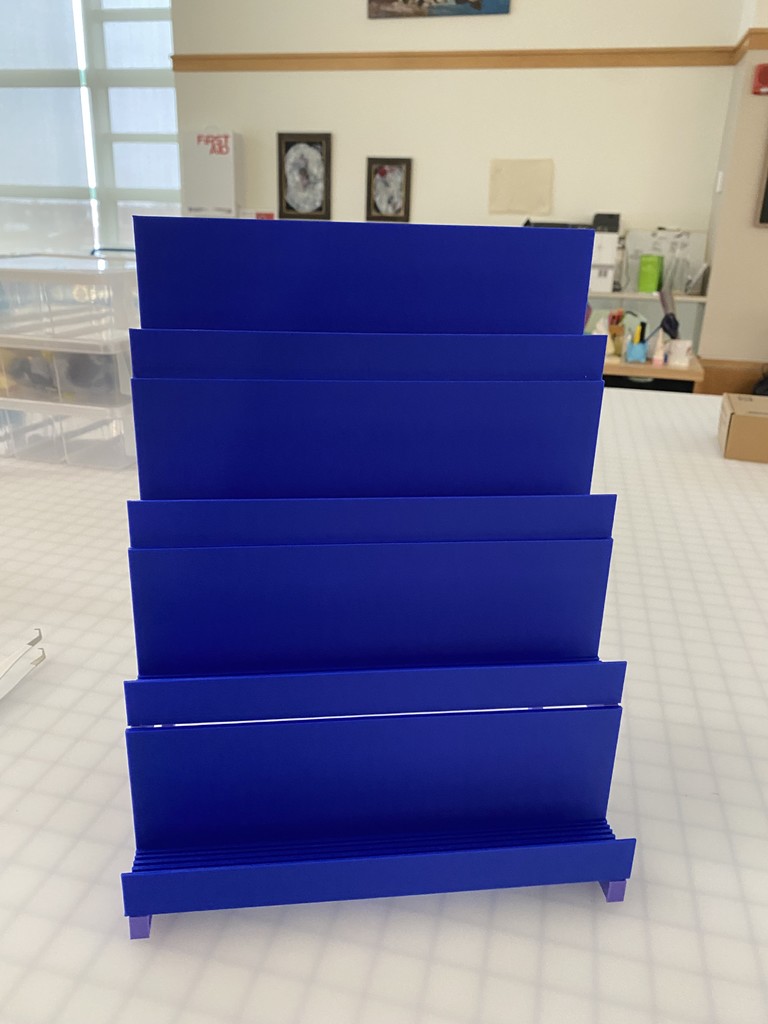 Высокая, узкая полка для наклеек - Выставка товара