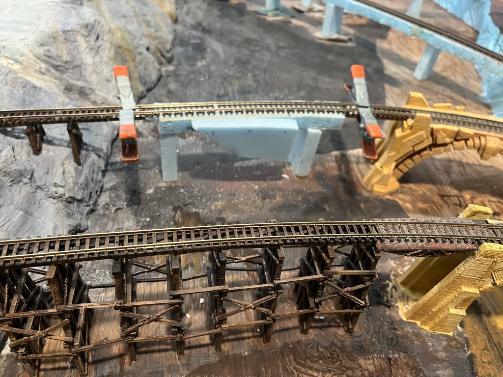 Деревянные треугольники для модельной железной дороги N масштаба