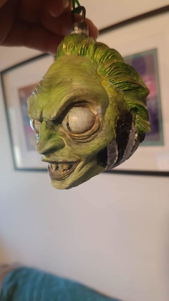 Снежное украшение с жуком Снейком Битлджусом