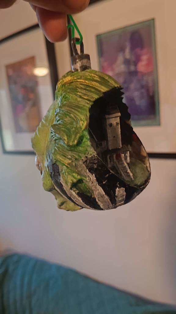 Снежное украшение с жуком Снейком Битлджусом