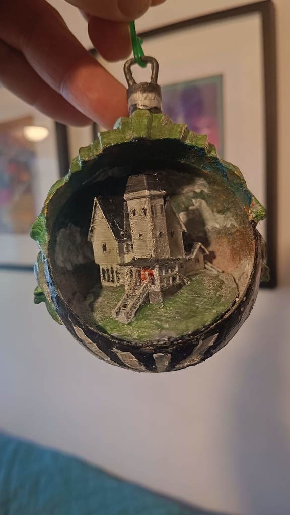 Снежное украшение с жуком Снейком Битлджусом