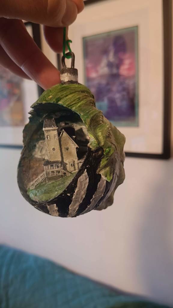 Снежное украшение с жуком Снейком Битлджусом