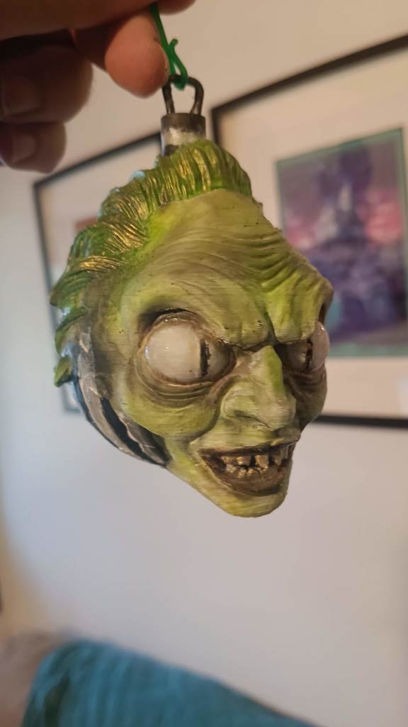 Снежное украшение с жуком Снейком Битлджусом