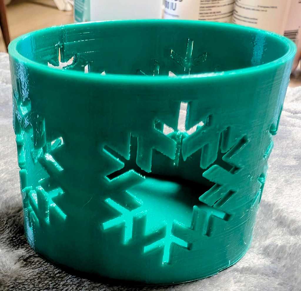 Подсвечник в форме снежинки