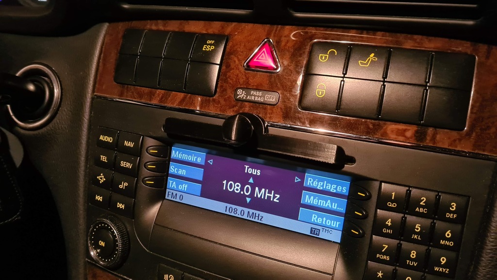 Держатель для телефона в слоте CD Mercedes Classe C W203