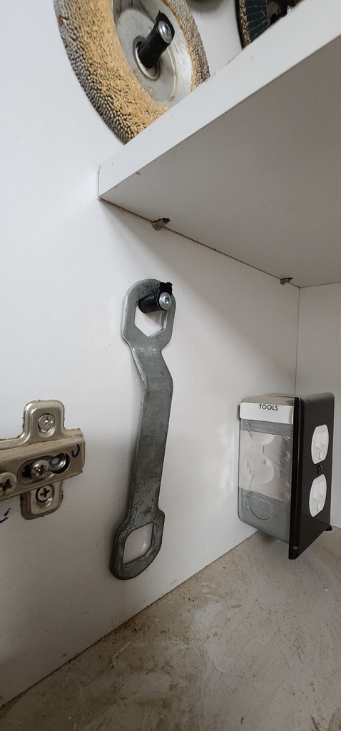 Крюк для винтового крепления