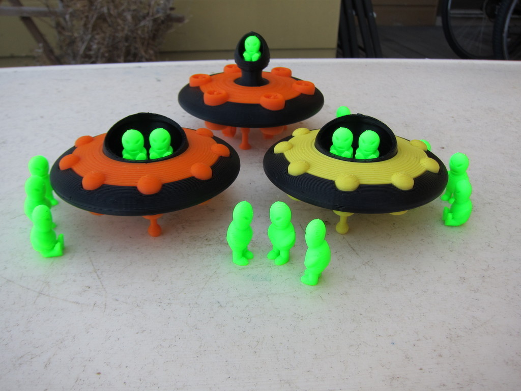 Спортивная модель летающей тарелки (двухцветная версия)