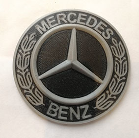 Логотип Mercedes-Benz в двух цветах