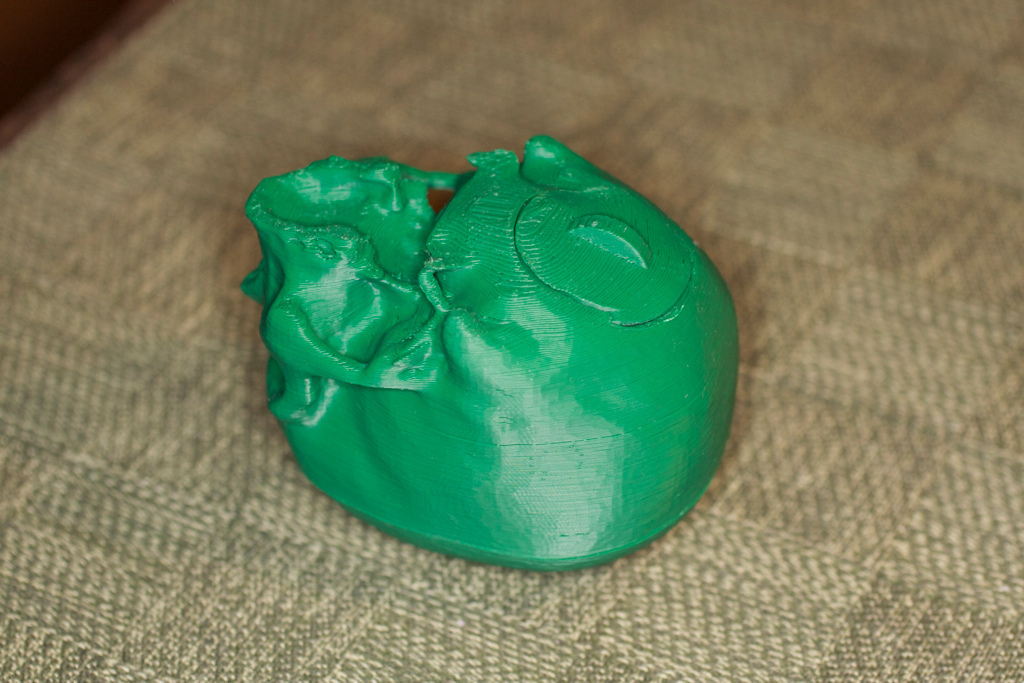 Скульптурная копилка в форме черепа