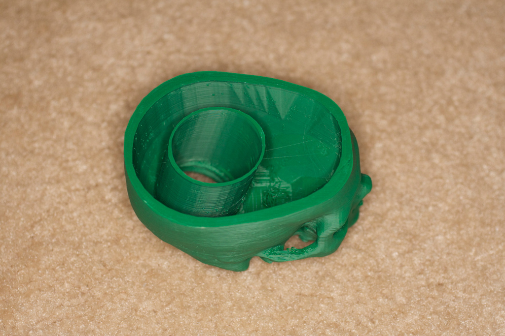 Скульптурная копилка в форме черепа