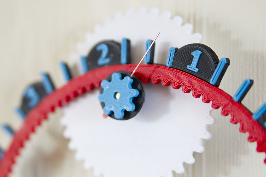 Часы с механизмом и номерами